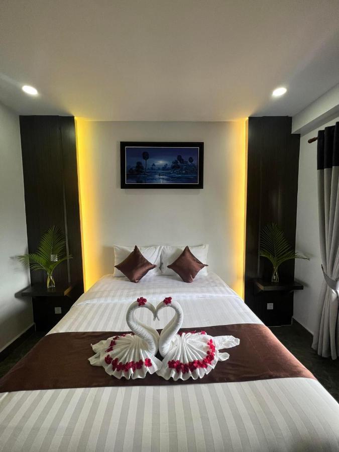 The Moon Kampot Boutique Hotel ภายนอก รูปภาพ