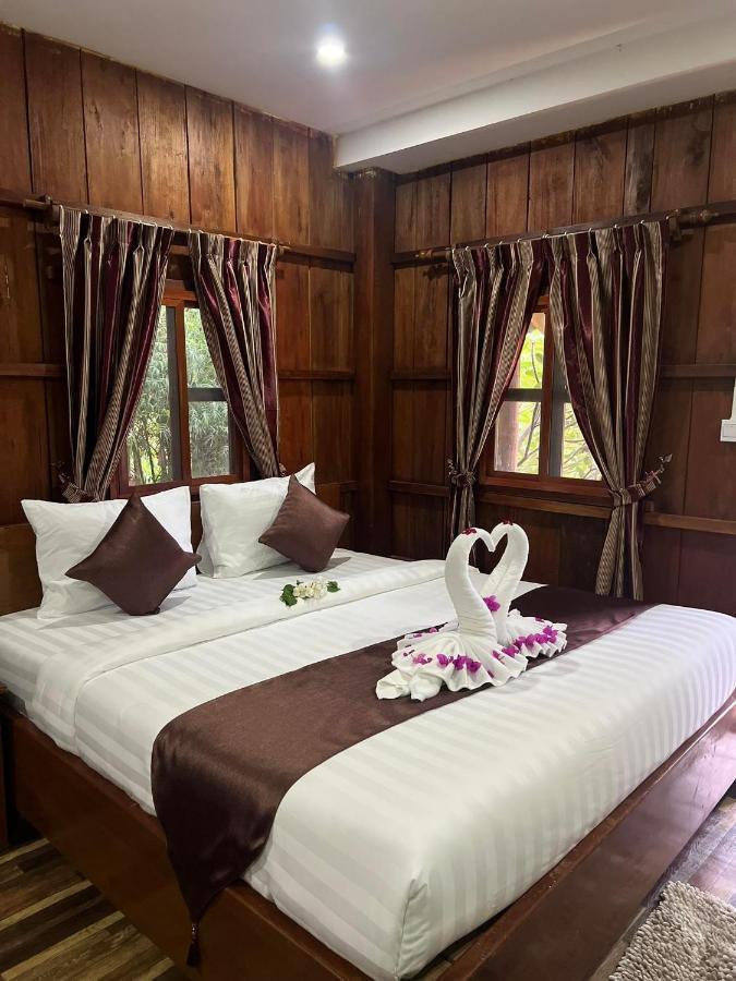 The Moon Kampot Boutique Hotel ภายนอก รูปภาพ