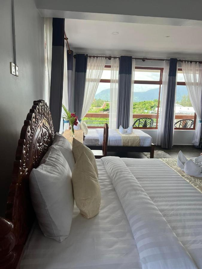 The Moon Kampot Boutique Hotel ภายนอก รูปภาพ