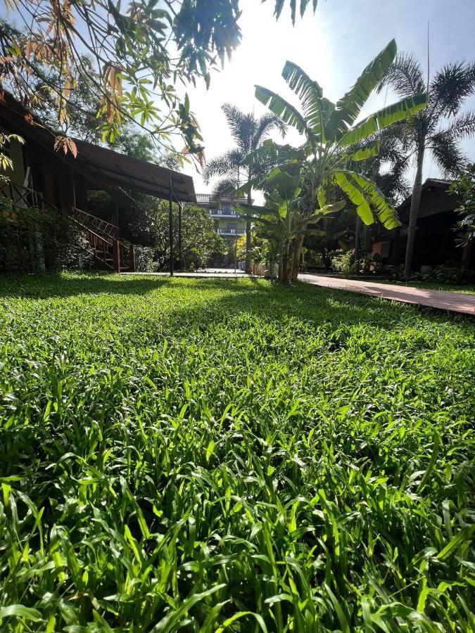 The Moon Kampot Boutique Hotel ภายนอก รูปภาพ