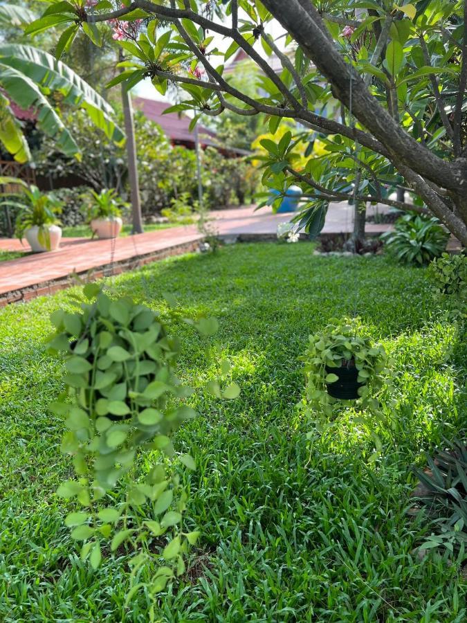 The Moon Kampot Boutique Hotel ภายนอก รูปภาพ