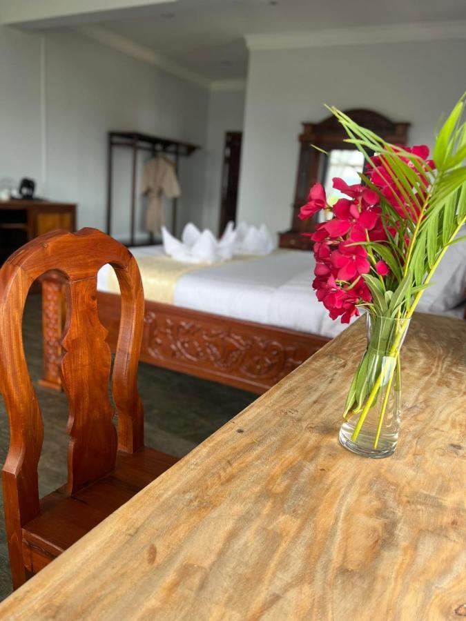 The Moon Kampot Boutique Hotel ภายนอก รูปภาพ