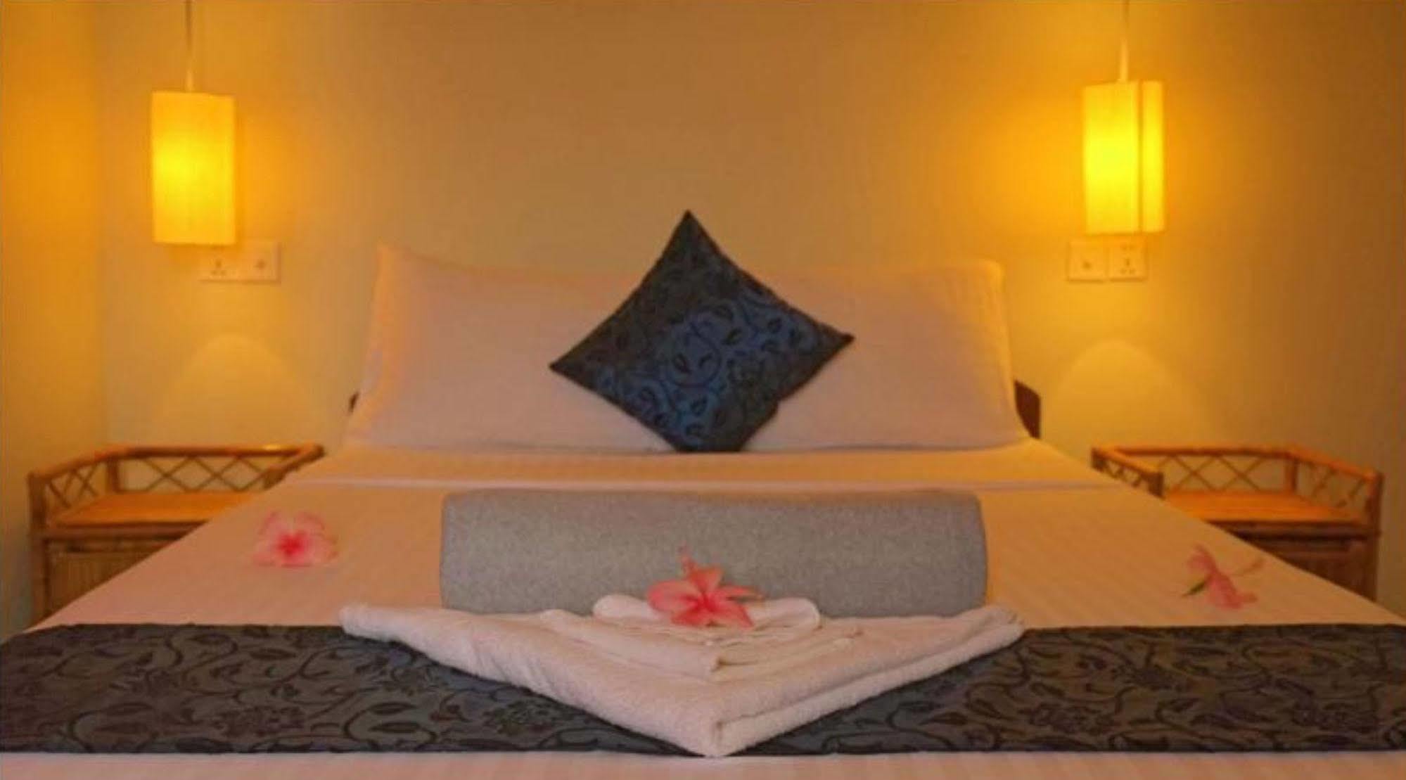 The Moon Kampot Boutique Hotel ภายนอก รูปภาพ
