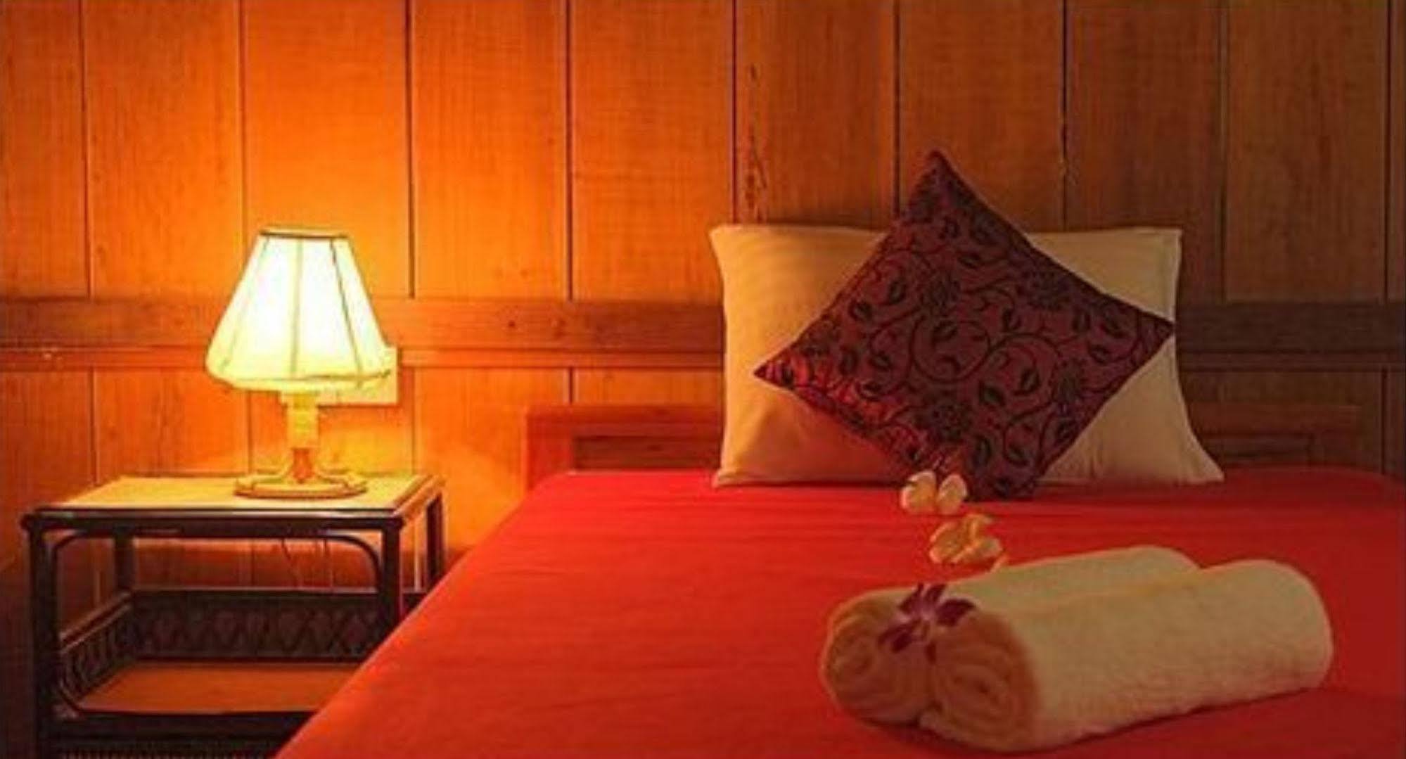 The Moon Kampot Boutique Hotel ภายนอก รูปภาพ