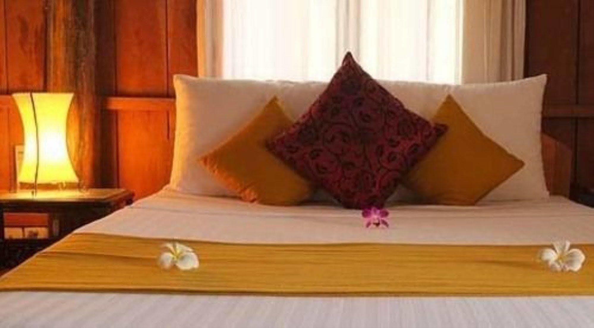 The Moon Kampot Boutique Hotel ภายนอก รูปภาพ